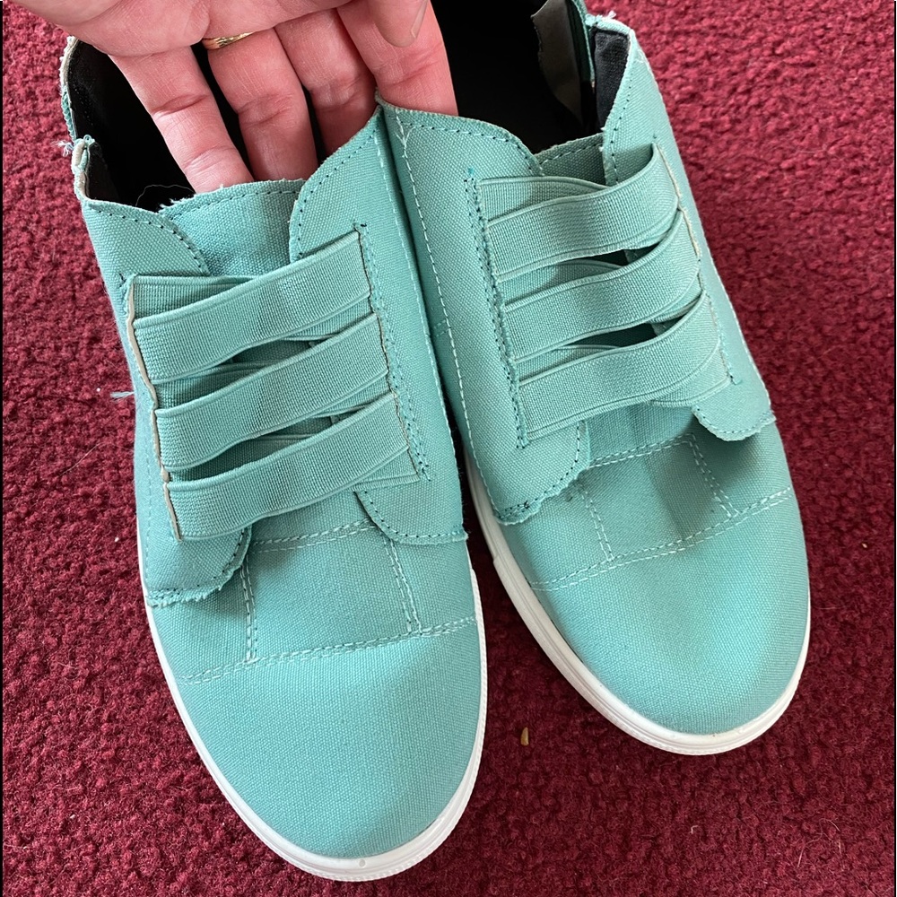 Tennis shoes